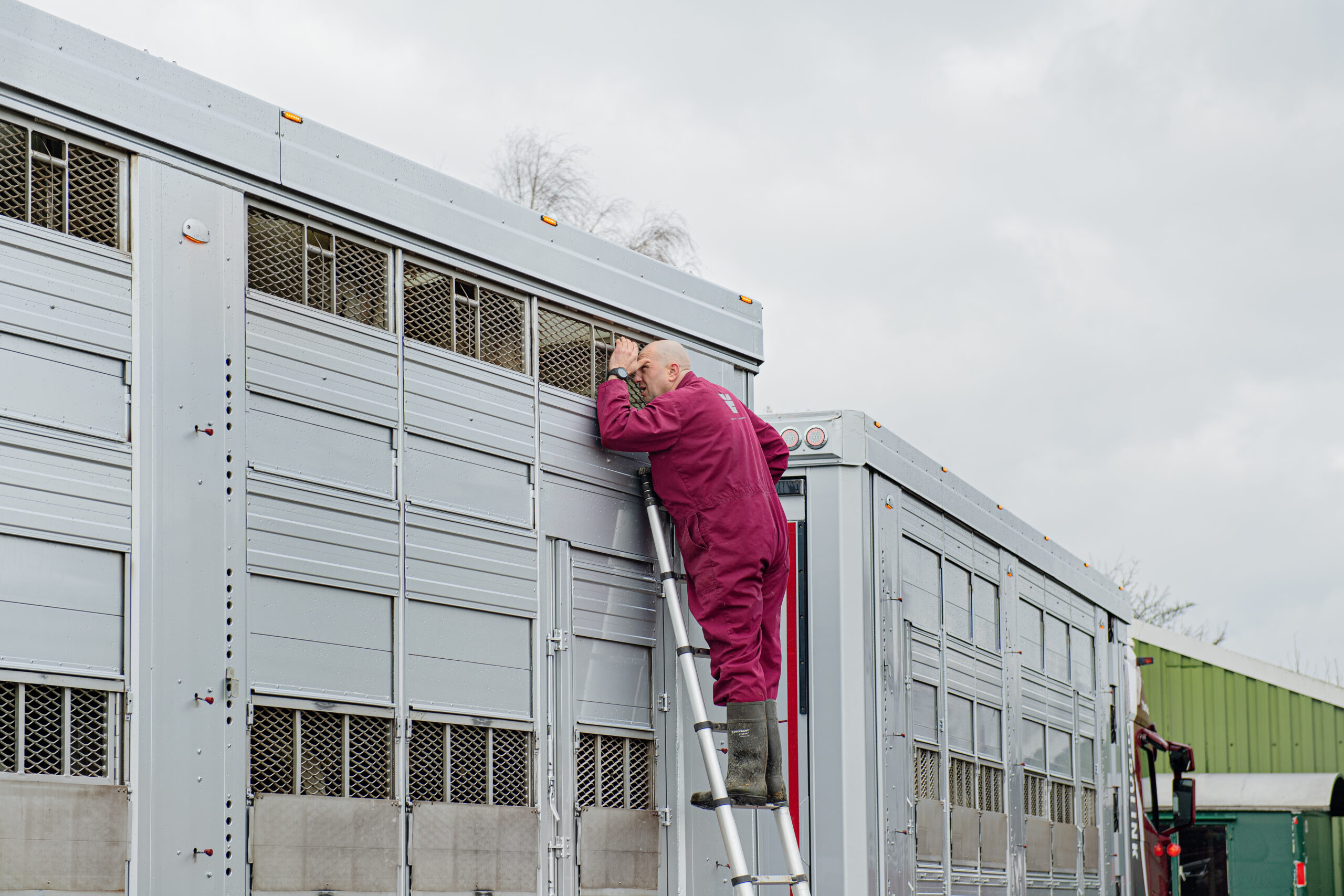 VAEX chauffeur controleert de veelading tijdens transport